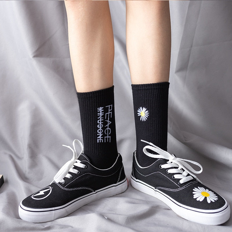Women Korea Funny Socks Long Socks Black Cool Socks Harajuku Hip Hop Cotton Skateboard Socks Men New Trend Daisy Socks Men