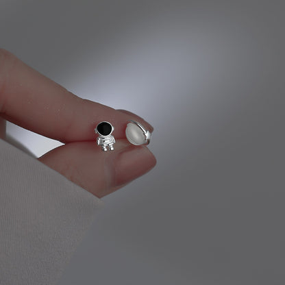 Fashion Astronaut Star Moon Stud Earrings Women Silver Color Zircon Asymmetric Lovely Mini Ear Pierced Studs Party Jewelry Gifts
