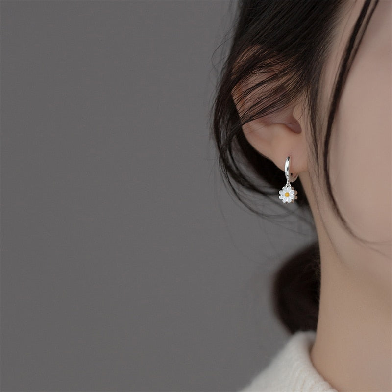New Cute Daisy Flower Pendant Hoop Earrings For Women Trending Korean Sweet Circle Earrings Girl Wedding Party Jewelry Gift