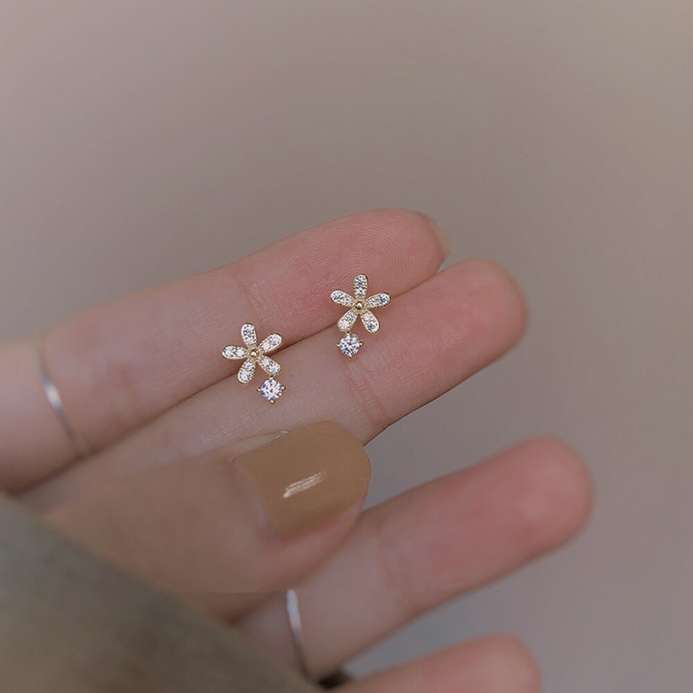 Fashion Astronaut Star Moon Stud Earrings Women Silver Color Zircon Asymmetric Lovely Mini Ear Pierced Studs Party Jewelry Gifts