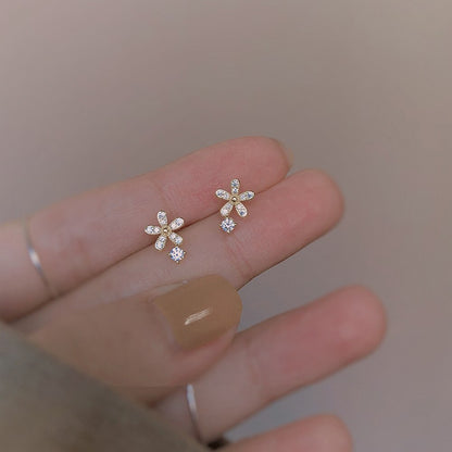 Fashion Astronaut Star Moon Stud Earrings Women Silver Color Zircon Asymmetric Lovely Mini Ear Pierced Studs Party Jewelry Gifts
