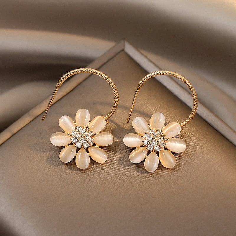 New Cute Daisy Flower Pendant Hoop Earrings For Women Trending Korean Sweet Circle Earrings Girl Wedding Party Jewelry Gift