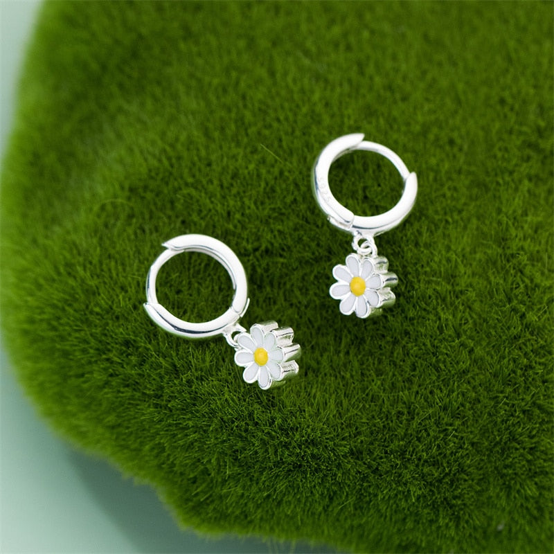 New Cute Daisy Flower Pendant Hoop Earrings For Women Trending Korean Sweet Circle Earrings Girl Wedding Party Jewelry Gift