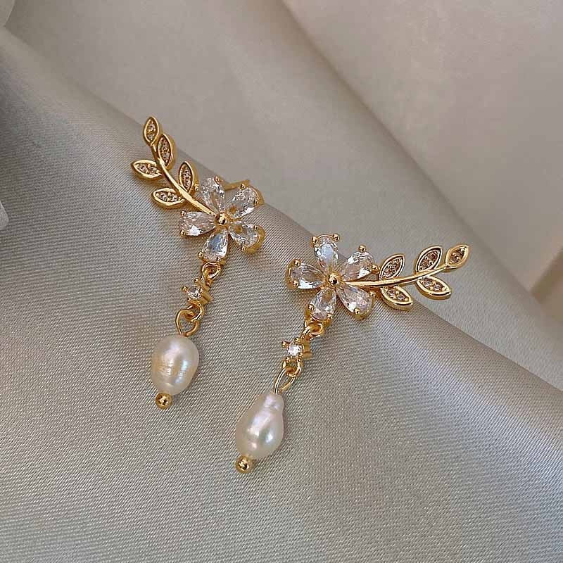 New Cute Daisy Flower Pendant Hoop Earrings For Women Trending Korean Sweet Circle Earrings Girl Wedding Party Jewelry Gift