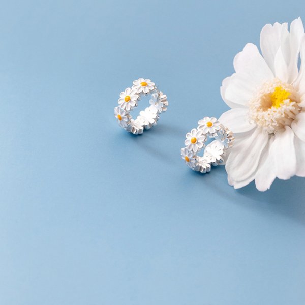 Korean Style Cute Small Daisy Flower Stud Earrings For Women Girls Sweet Statement Asymmetrical Earring Party Jewelry Gifts