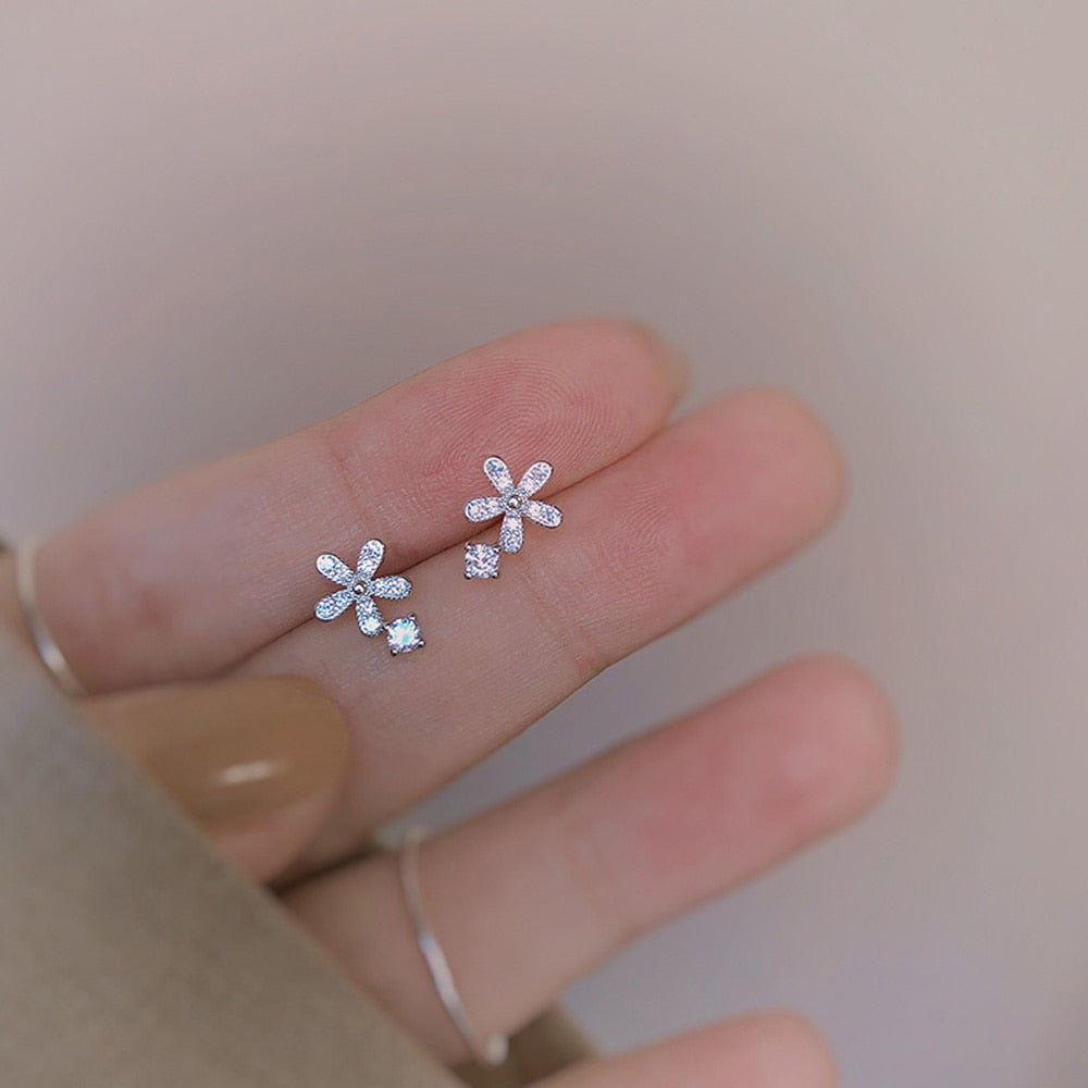 Fashion Astronaut Star Moon Stud Earrings Women Silver Color Zircon Asymmetric Lovely Mini Ear Pierced Studs Party Jewelry Gifts