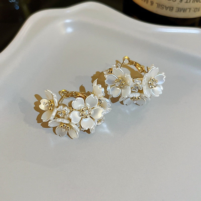 New Cute Daisy Flower Pendant Hoop Earrings For Women Trending Korean Sweet Circle Earrings Girl Wedding Party Jewelry Gift