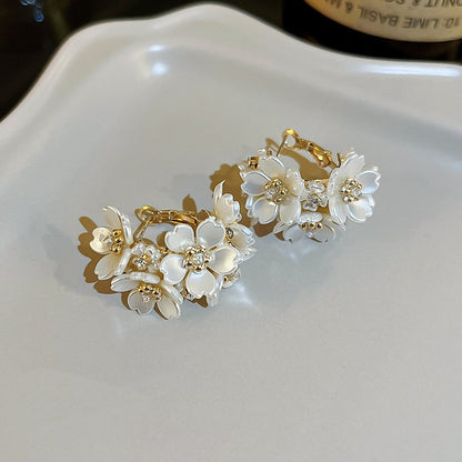 New Cute Daisy Flower Pendant Hoop Earrings For Women Trending Korean Sweet Circle Earrings Girl Wedding Party Jewelry Gift