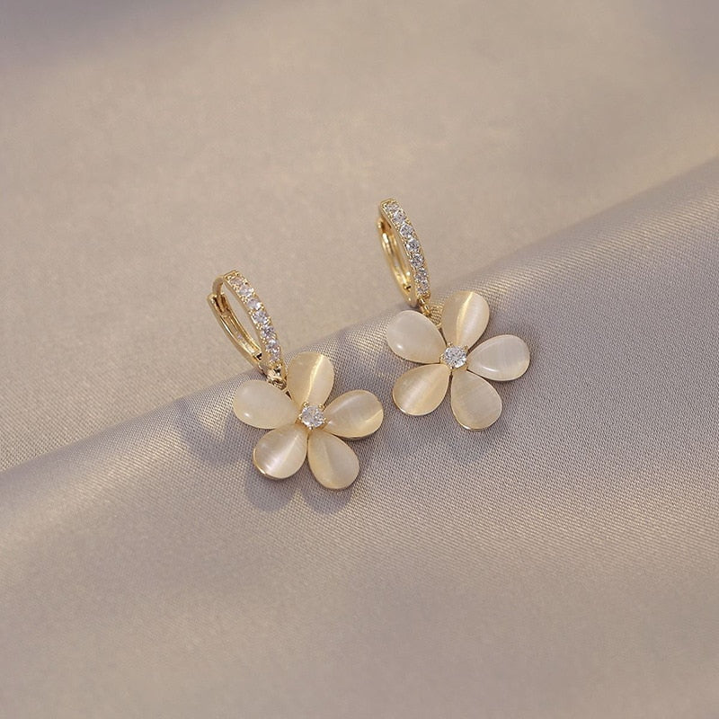 New Cute Daisy Flower Pendant Hoop Earrings For Women Trending Korean Sweet Circle Earrings Girl Wedding Party Jewelry Gift