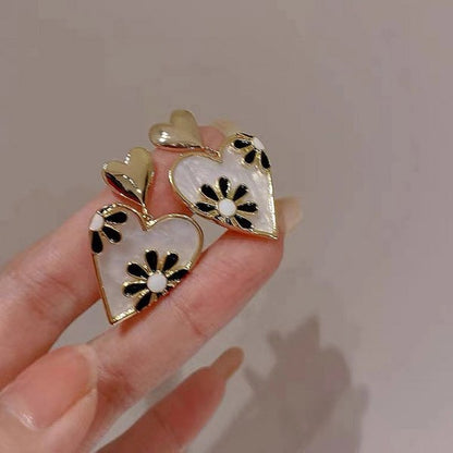 Korean Style Cute Small Daisy Flower Stud Earrings For Women Girls Sweet Statement Asymmetrical Earring Party Jewelry Gifts