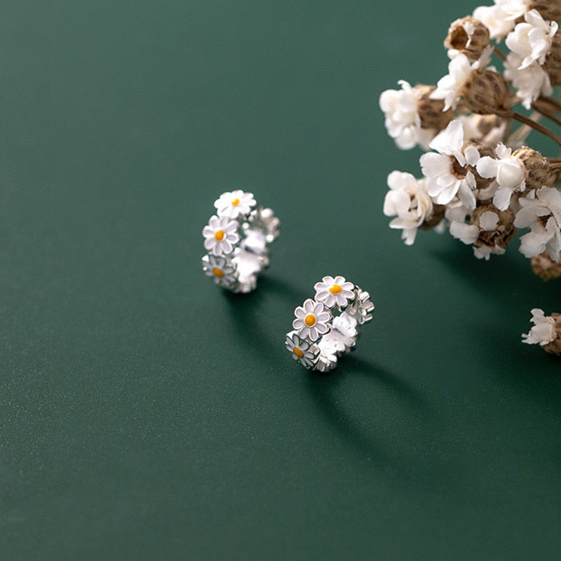 New Cute Daisy Flower Pendant Hoop Earrings For Women Trending Korean Sweet Circle Earrings Girl Wedding Party Jewelry Gift